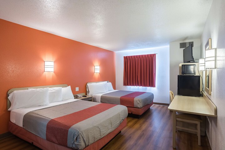 1 Queen Bed (4 of 19)