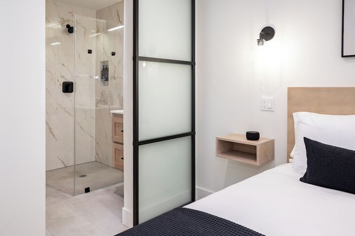 Room 10 of 33