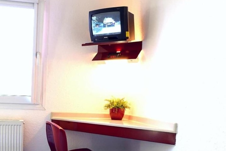 Room 8 of 35