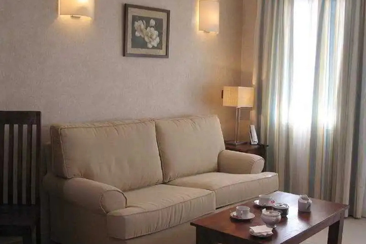 Room 2 of 10