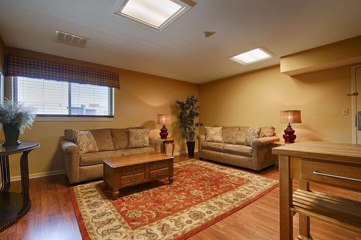 1 King Bed High Speed Internet Accessible Coffee Maker, Hairdryer Iron and Ironing Board (5 of 7)
