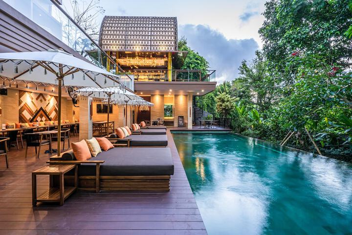 Hotel Pool