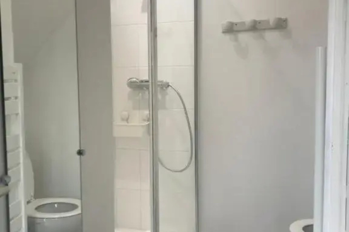 Room 6 of 8