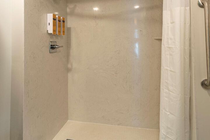 2 Queen Beds Pet Friendly Room Walk in Shower Full Breakfast (1 of 11)