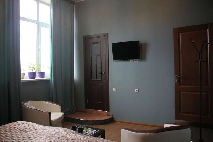 Room 8 of 99