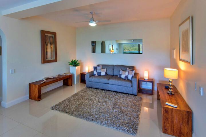 Lounge 13 of 25