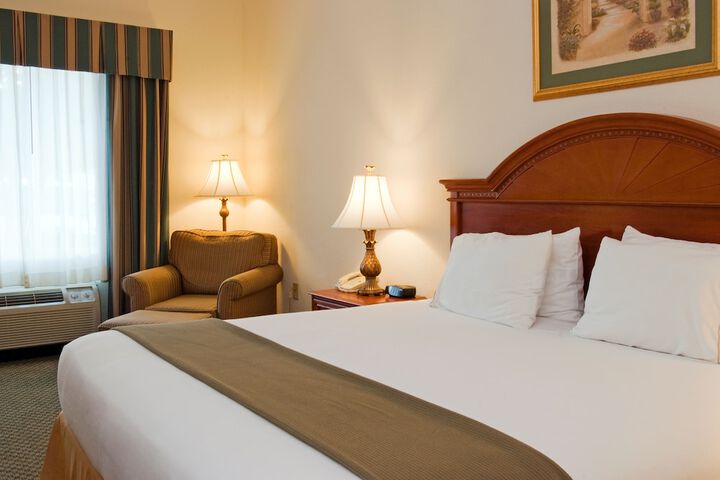 1 King Bed (1 of 11)
