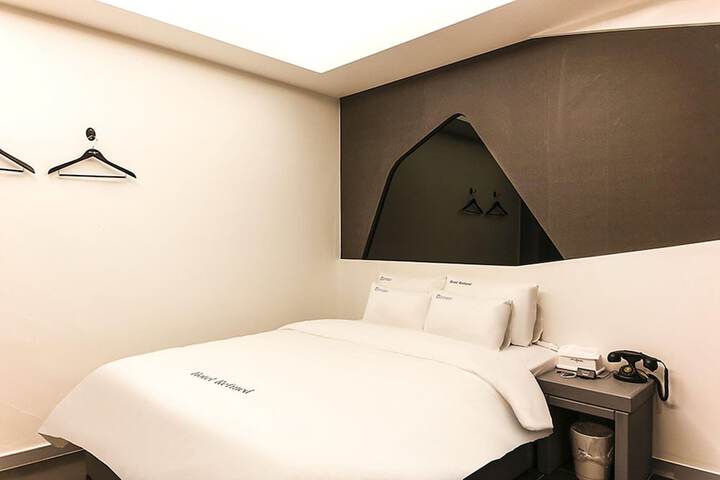 Room 2 of 8
