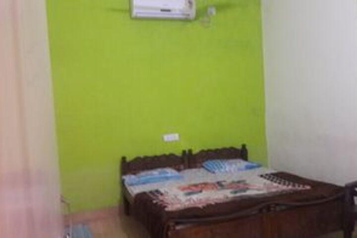 Room 6 of 12