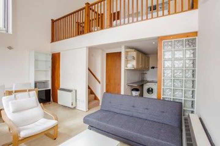 A Bright Top Floor Maisonette Along The Quays