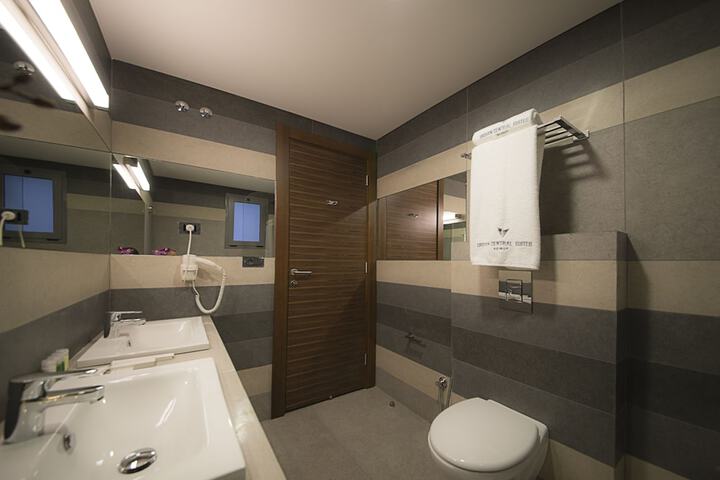 Room 32 of 76