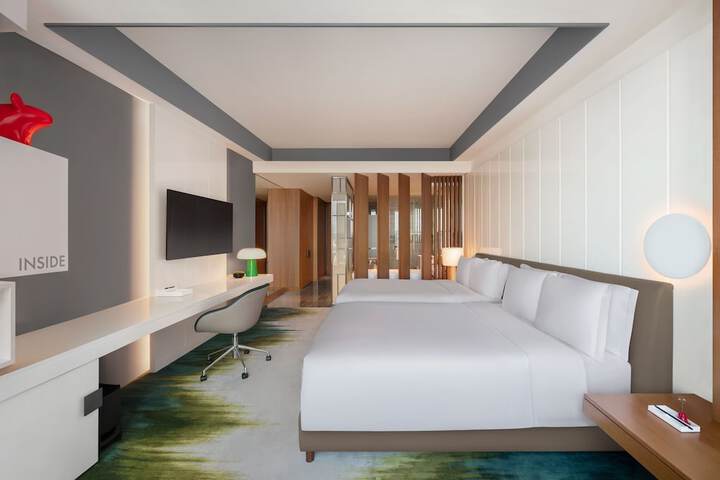 Room 33 of 182
