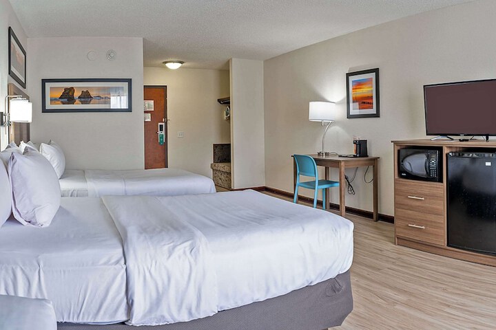 2 Double Beds (17 of 19)