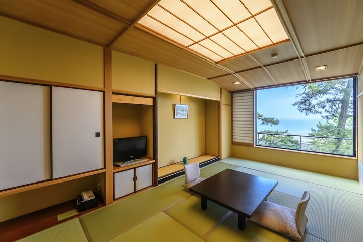 Room 12 of 33