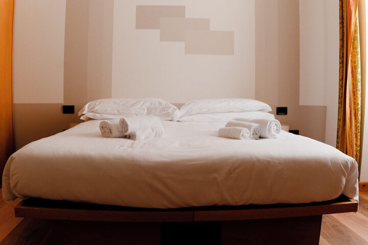Room 6 of 32
