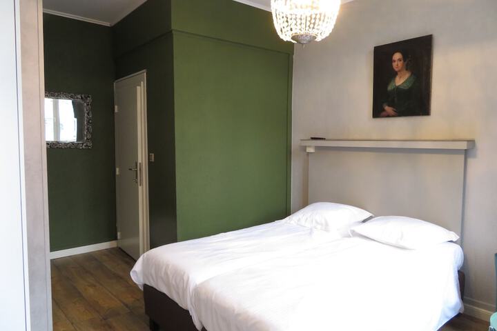 Room 25 of 27