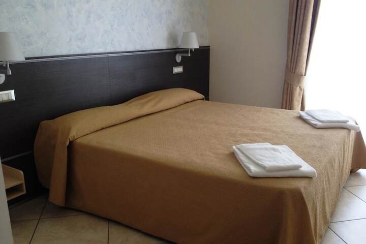 Room 10 of 20