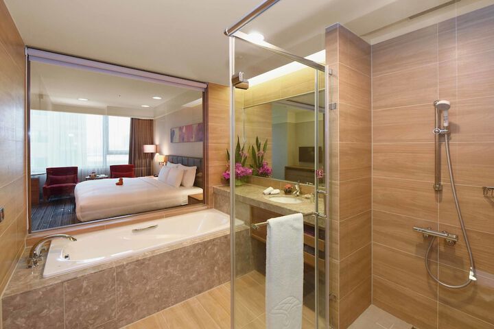 Room 12 of 83