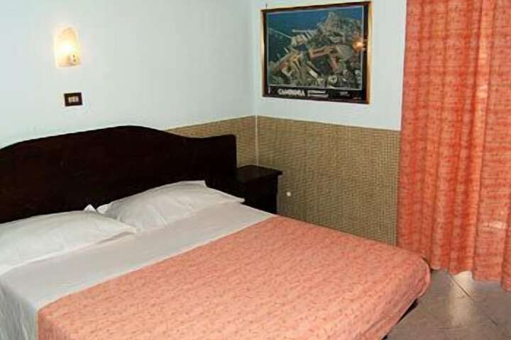 Room 4 of 12