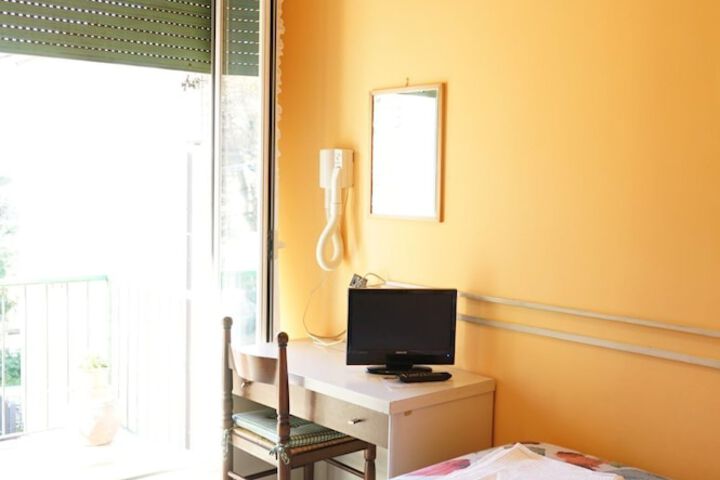 Room 6 of 38