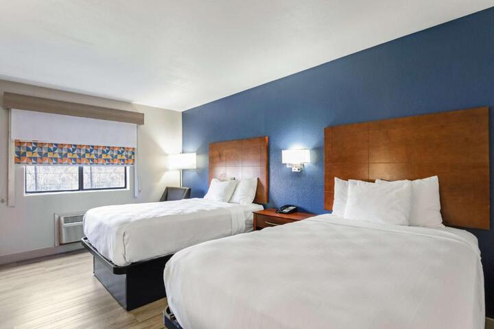2 Double Beds High Speed Internet Accessible Coffee Maker, Hairdryer Iron and Ironing Board Continental Breakfast (2 of 11)