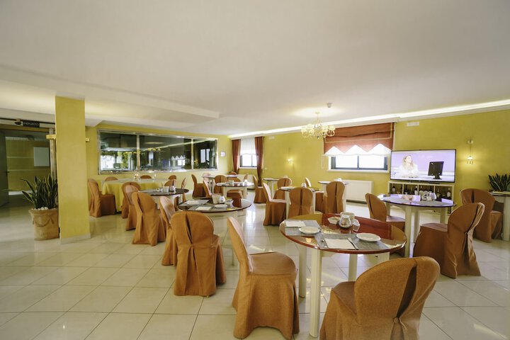Dining 49 of 77