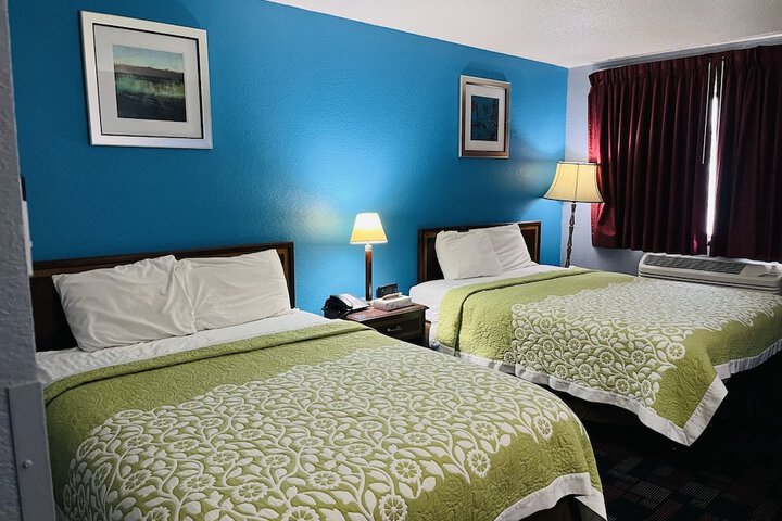 2 Queen Beds (6 of 17)