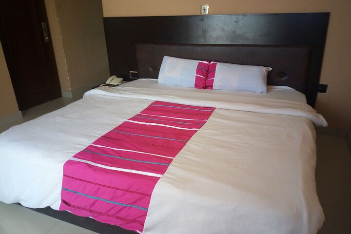 Room 6 of 18