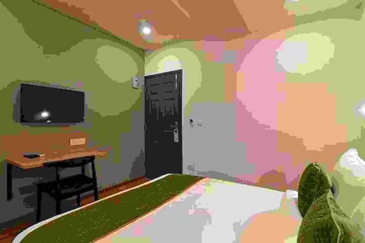 Room 6 of 16