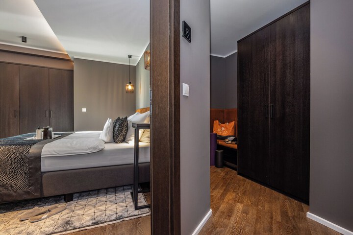 Room 6 of 83