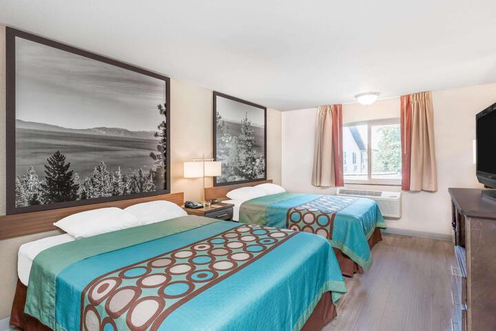 1 Queen Bed Dog Friendly (5 of 14)