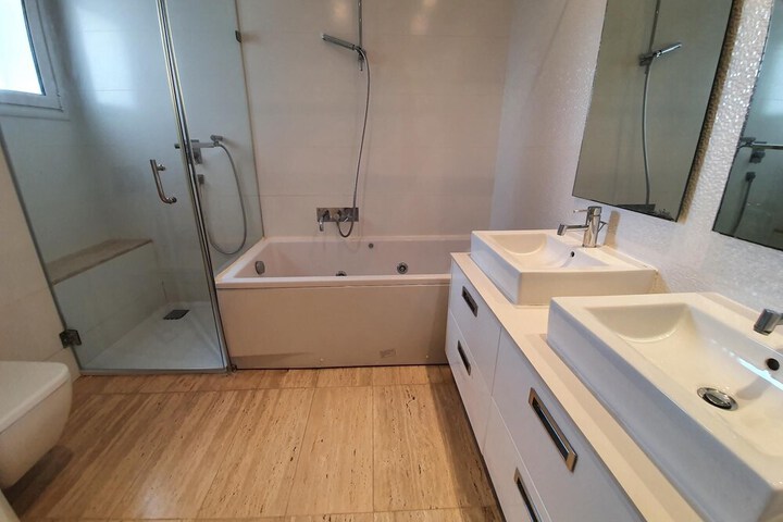 Room 13 of 27
