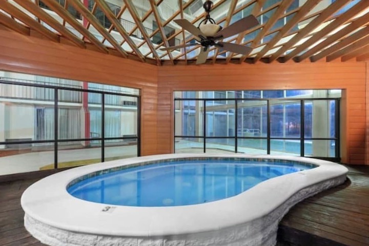 Indoor spa tub