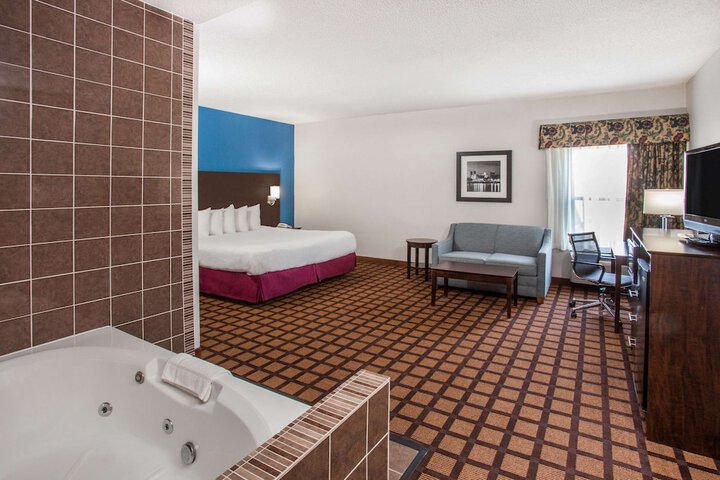 1 King Bed (6 of 18)