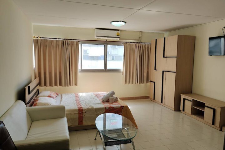 Room 9 of 16