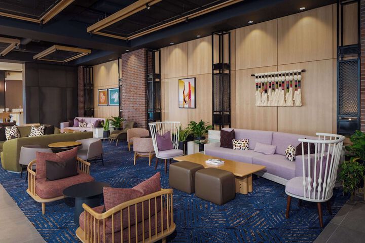 Lounge 42 of 62