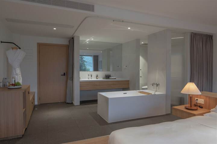 Room 152 of 218