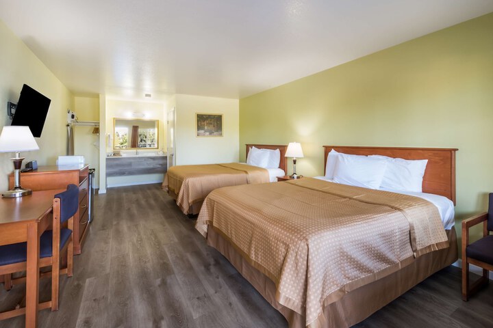 1 Queen Bed (8 of 18)