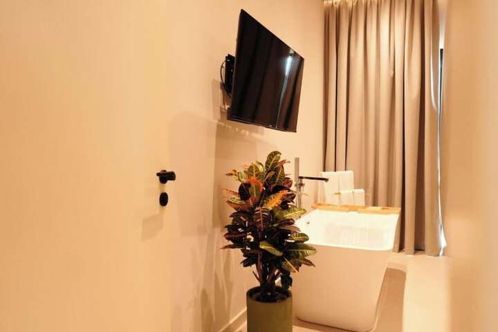 Room 32 of 75