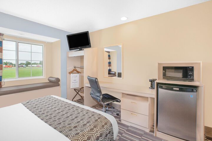 1 Queen Bed Accessible Room (4 of 18)