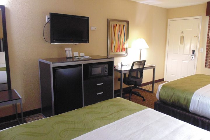 2 Queen Beds (12 of 17)
