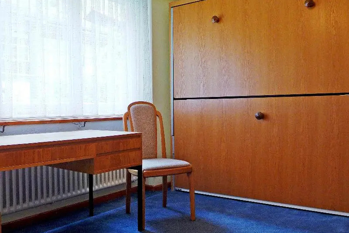 Room 10 of 27