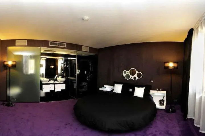 Room 11 of 48