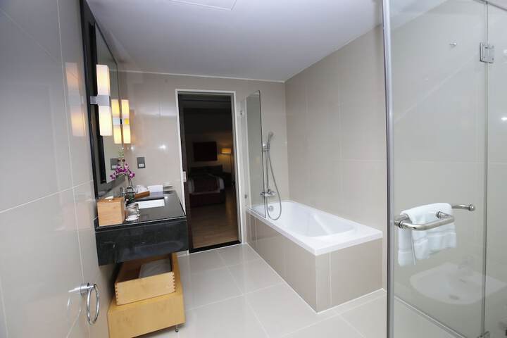Room 28 of 48