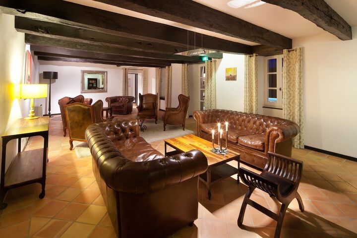 Lounge 13 of 23