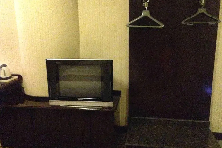 Room 4 of 25