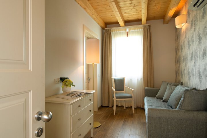 Room 32 of 97