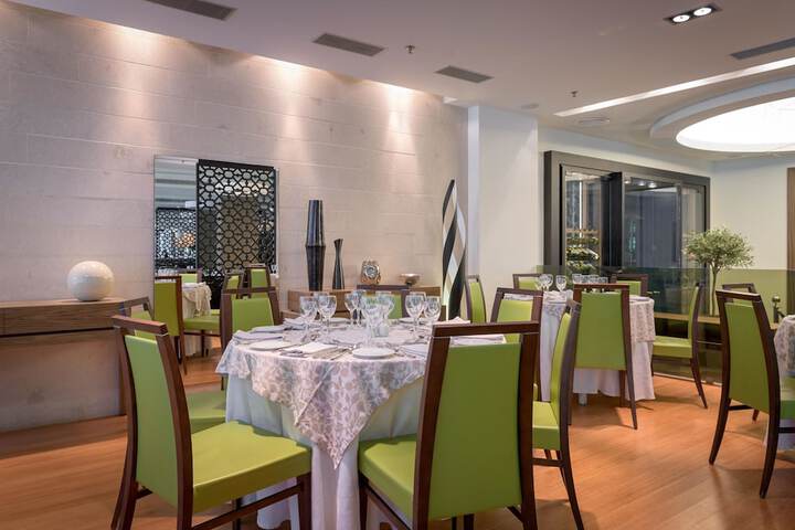 Dining 184 of 295