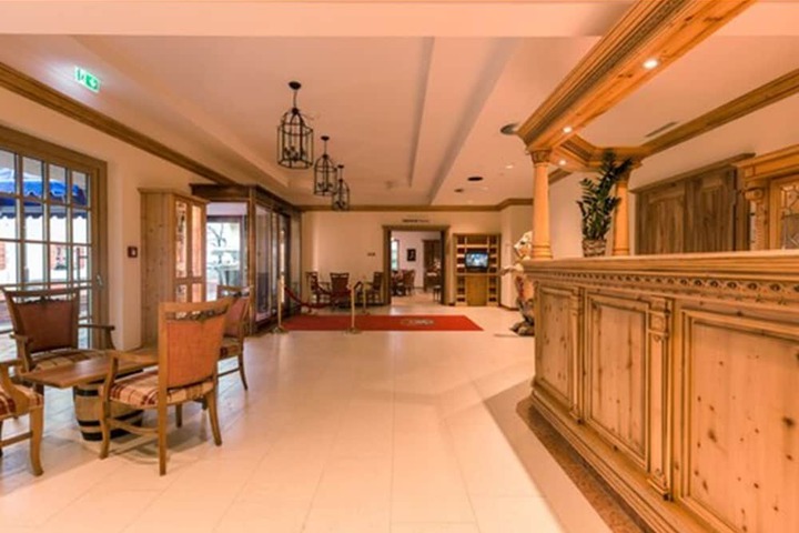 Entrance & Lobby