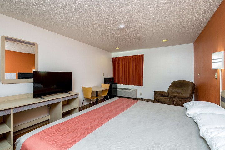1 King Bed (4 of 17)